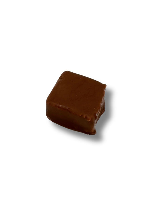 Produktfoto von der Nougat Praline „Rattenfänger von Hameln“ 25 g – exklusive Praline aus Mandel-Nougat und Haselnüssen, umhüllt von Vollmilchschokolade, erhältlich in der Dreyer Confiserie in der Rattenfängerstadt Hameln.