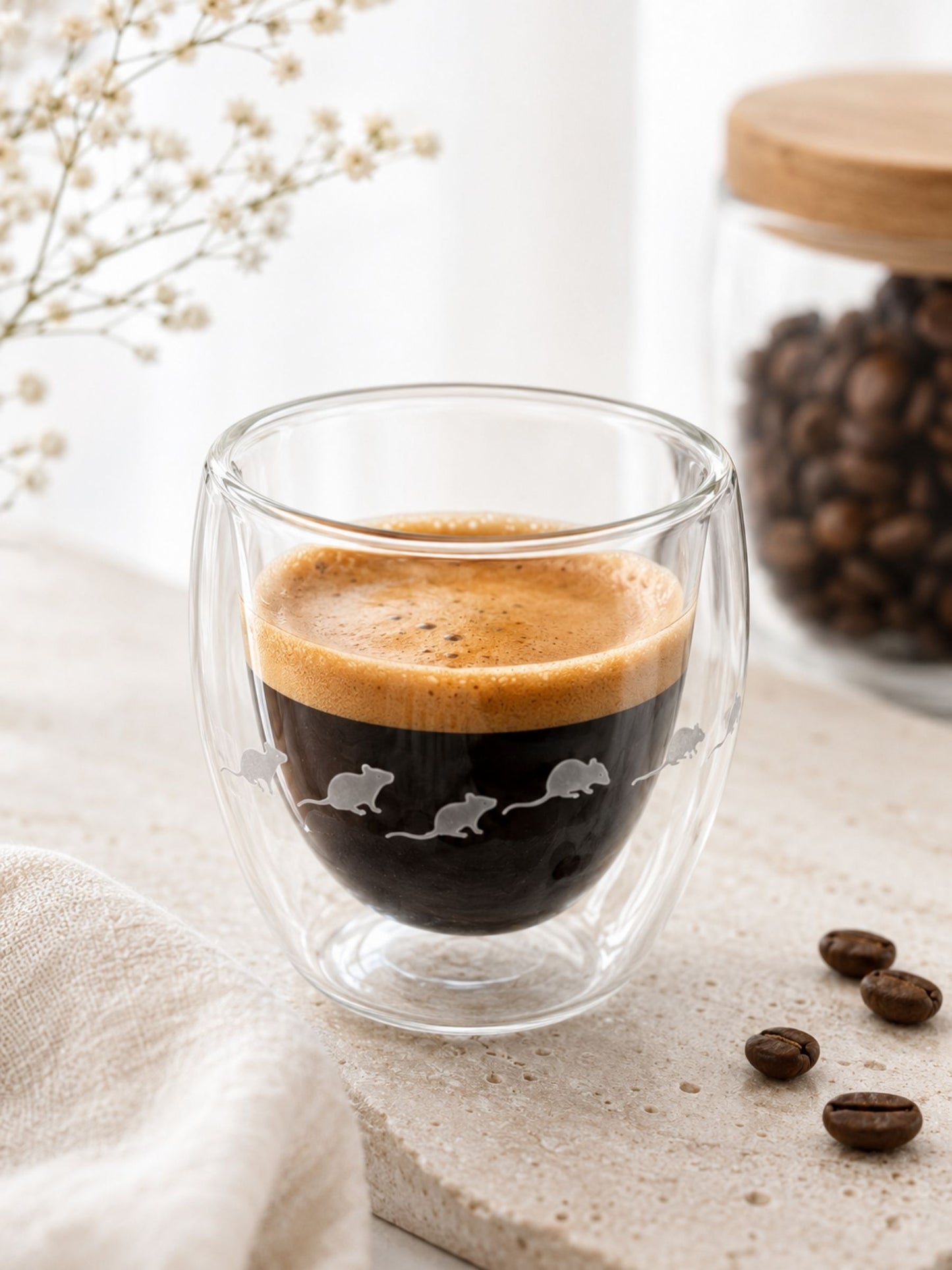 Espresso in Espresso-Glas Rattenfänger-Motiv auf Tisch