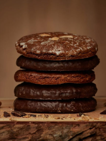 Nürnberger Elisen-Lebkuchen gemischt 400 g – feine Lebkuchenmischung in Geschenkverpackung „Winter in der Rattenfängerstadt“, erhältlich in der Dreyer Confiserie in Hameln.
