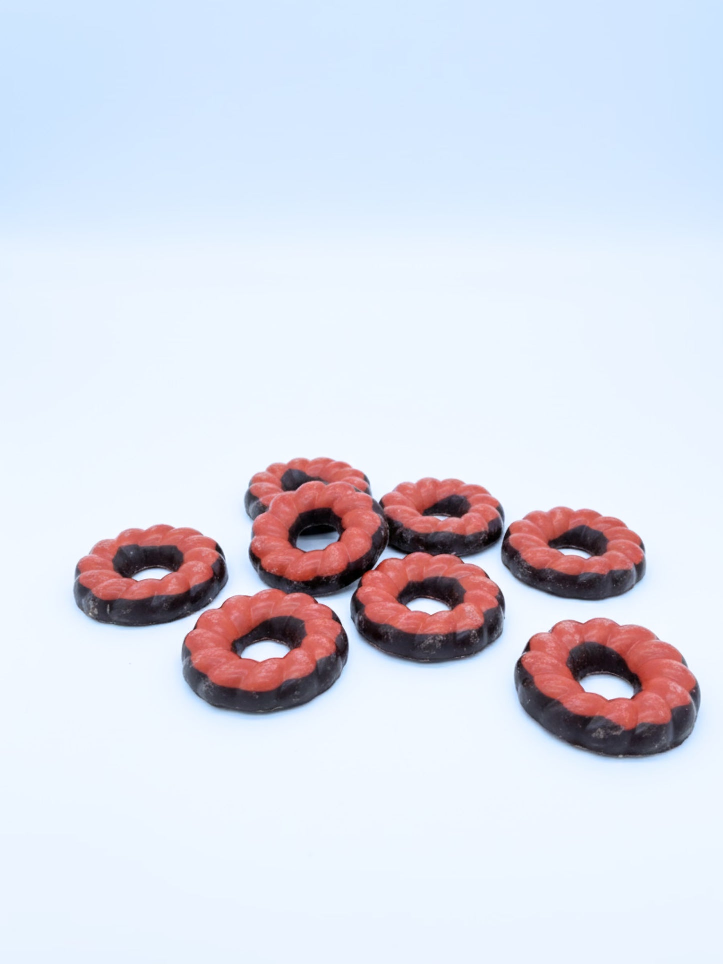 Produktfoto von X-Mas Schokoringe Zartbitter rot 100 g – handveredelte Schokoringe aus feinherber Schokolade mit weihnachtlicher Deko, erhältlich bei Dreyer Confiserie Hameln.