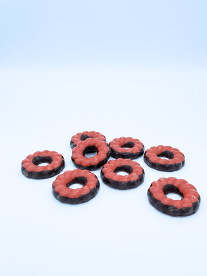 Produktfoto von X-Mas Schokoringe Zartbitter rot 100 g – handveredelte Schokoringe aus feinherber Schokolade mit weihnachtlicher Deko, erhältlich bei Dreyer Confiserie Hameln.