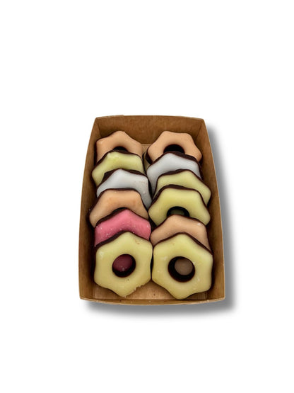 Bunte Fondantsterne – kandiertes Fondant halb in edle Zartbitterschokolade getaucht, weihnachtliche Confiserie-Spezialität von Dreyer Confiserie Hameln