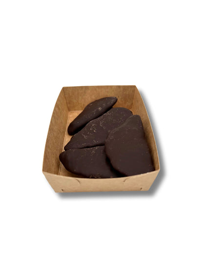 Mangostreifen in Zartbitterschokolade Produktbild Nahaufnahme.