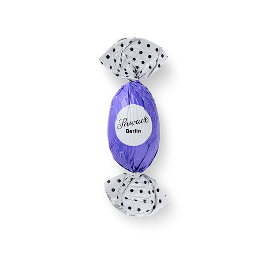 Sawade Trüffel-Osterei aus Zartbitterschokolade mit fruchtiger Waldbeercreme, erhältlich in der Confiserie Dreyer in Hameln.