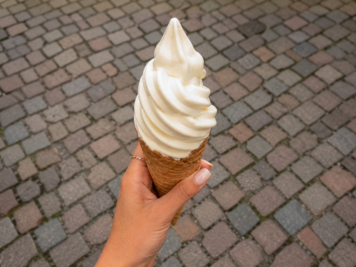 Softeis und frische Herzwaffeln vor dem Ladenlokal der Dreyer Confiserie in Hameln