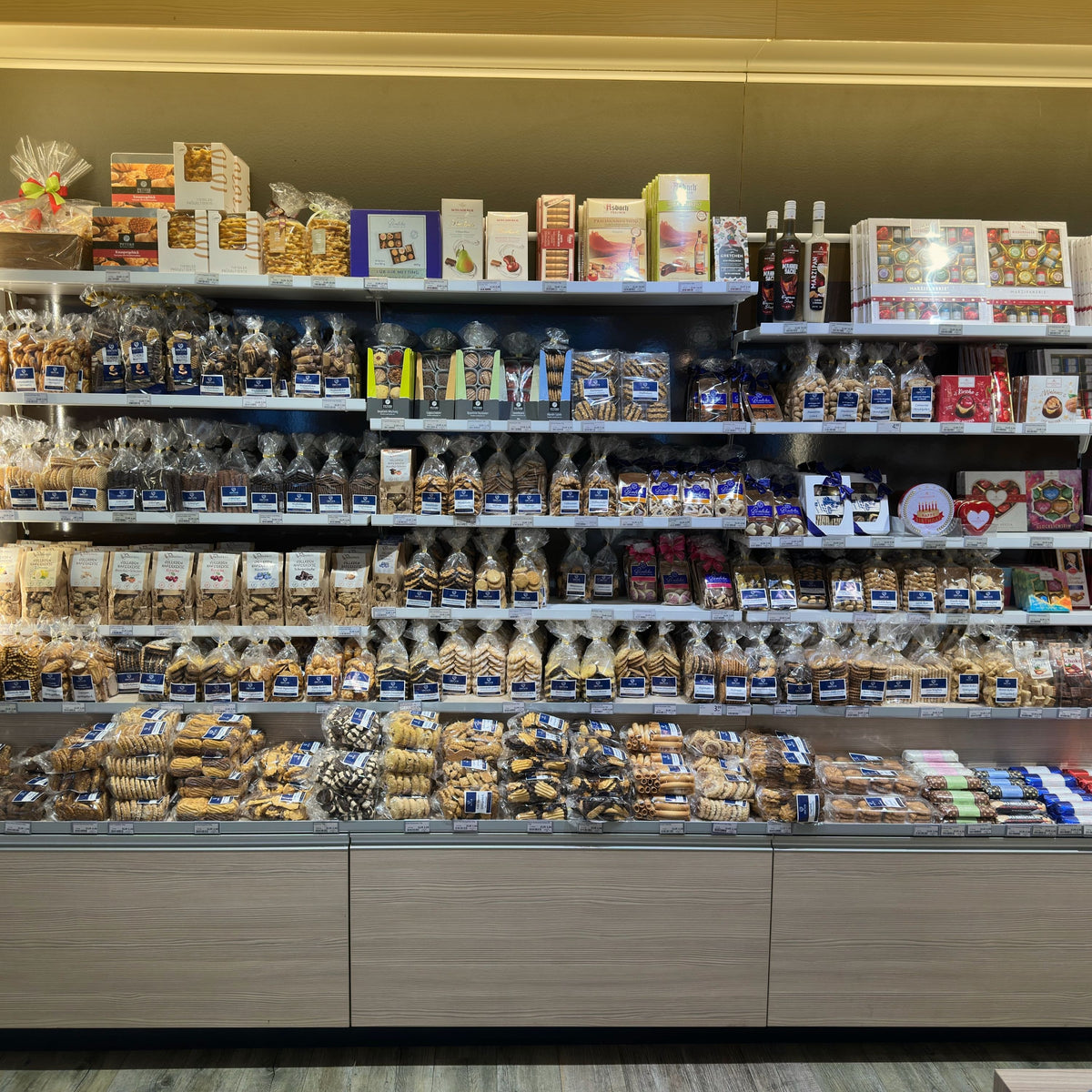 Regale mit einem Teil des Confiserie-Sortiment im Ladenlokal der Dreyer Confiserie in Hameln