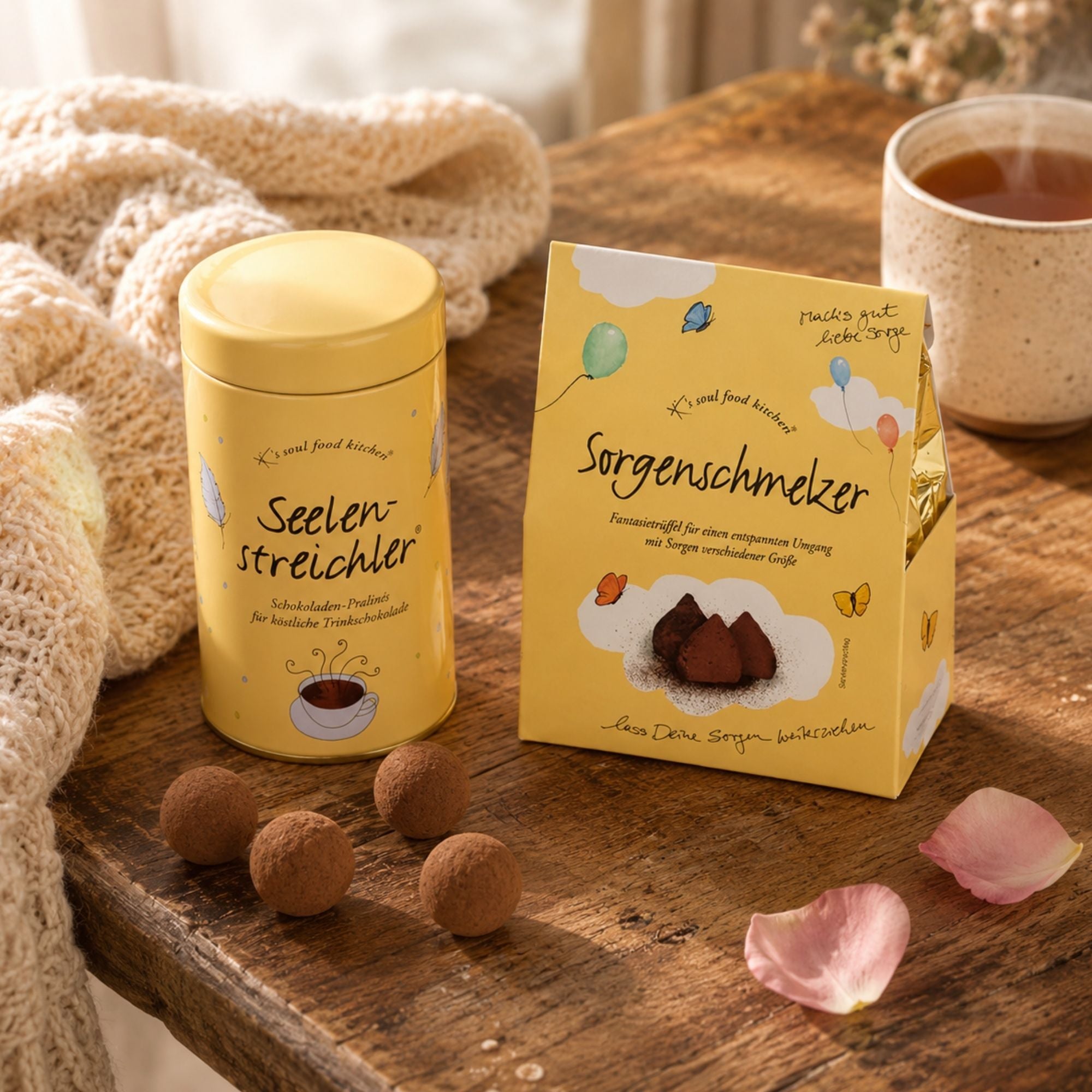 Sorgenschmelzer und Seelenstreichler auf gemütlichem Tisch mit Tee und Decke