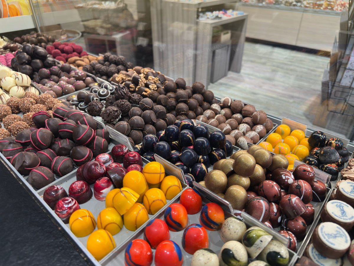 Trüffeltresen mit über 120 Pralinensorten im Ladenlokal der Dreyer Confiserie in Hameln