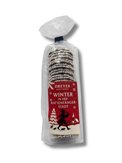 Verpackung von 
Schokokränze mit Nonpareille 200 g – klassische Schokoladenringe mit bunten Zuckerperlen, handverpackt von der Dreyer Confiserie in der Rattenfängerstadt Hameln.