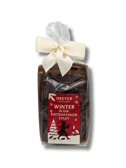 Feiner Spitzkuchen 125 g – Lebkuchenspezialität in Geschenkverpackung „Winter in der Rattenfängerstadt“, erhältlich in der Dreyer Confiserie in Hameln.