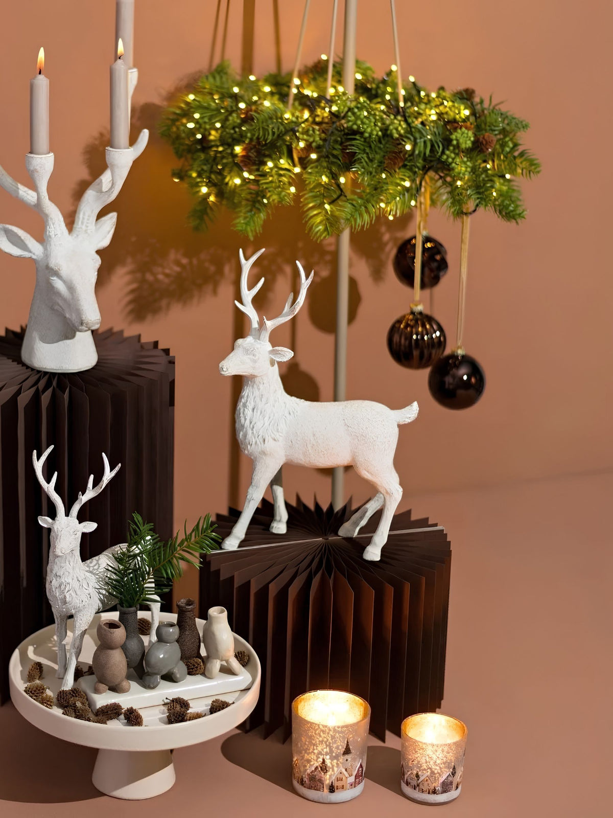 Windlicht Häuser Motiv aus Glas von G. Wurm in weihnachtlicher Dekoration mit Tannengrün